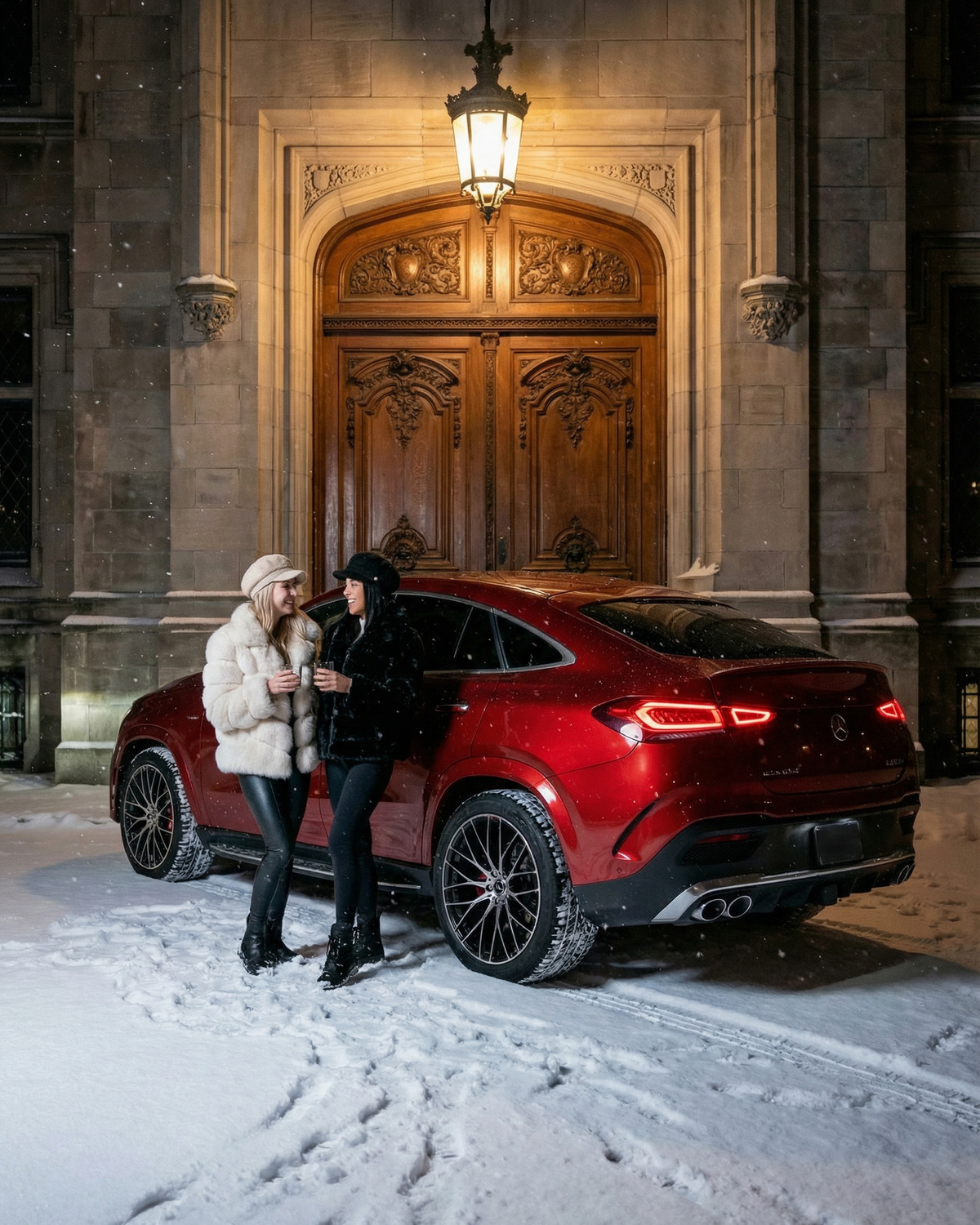 Две девушки беседуют у статусного автомобиля перед особняком, символизируя достижение успеха и стабильности после глубокой психологической трансформации